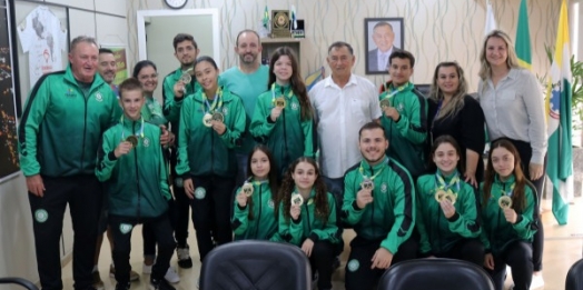 Equipe de karatê apresenta ao Governo Municipal os resultados das competições