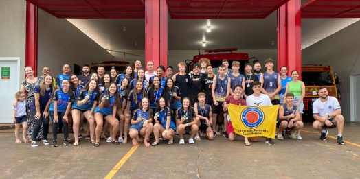 Equipes santa-helenenses de basquete e voleibol desfilam pela cidade após importantes títulos