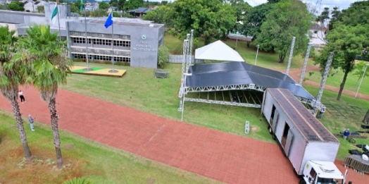 Estrutura para o show com Lauana Prado em Itaipulândia começa ser montada