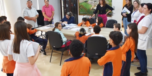 Estudantes da Escola Serafim Machado visitam a prefeitura de São Miguel do Iguaçu