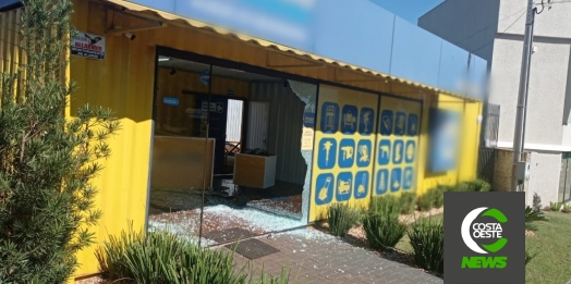 Ex-funcionário não aceita demissão e entra com veículo dentro de loja em Medianeira; vídeo