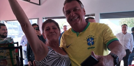 Ex-presidente Jair Bolsonaro para em Santa Helena para tomar café