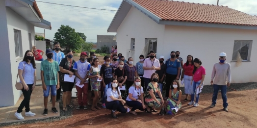Famílias beneficiadas por projeto habitacional conhecem suas moradias em Guaíra