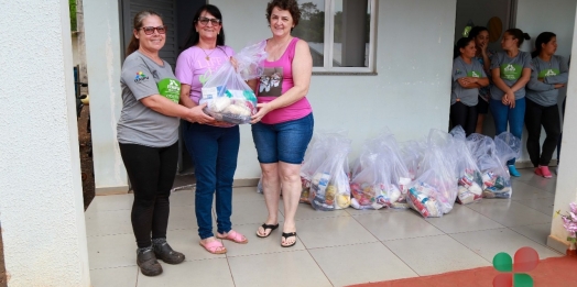 Famílias que atuam na Acamis recebem cesta de alimentos do Provopar Municipal