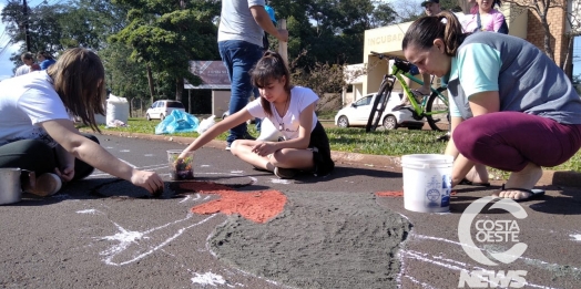 Fiéis preparam tapete decorativo para procissão de Corpus Christi em Medianeira