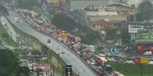 Fila para atravessar a Ponte da Amizade chegou a 2 km nesta sexta (8)