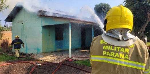 Fogo atinge residência em bairro de Santa Helena