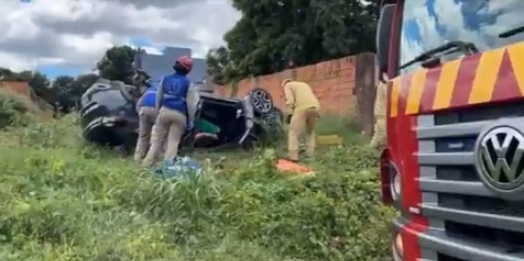 Forte acidente seguido de capotamento é registrado no bairro Coqueiral em Cascavel