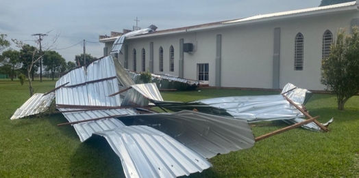 Fortes ventos arrancam parte de cobertura de igreja em Santa Helena