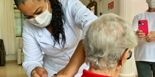 Foz do Iguaçu iniciará vacinação de professores entre 55 e 59 anos