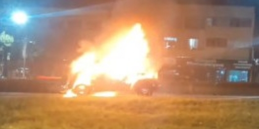 Fusca fica destruído após pegar fogo na BR-277, em Medianeira