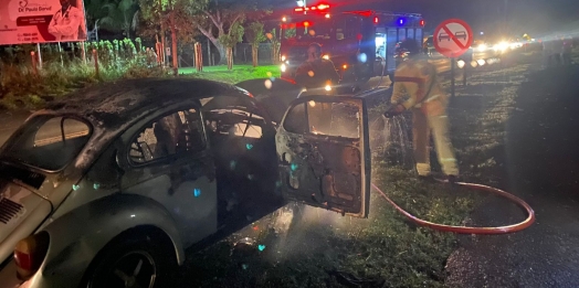 Fusca pega fogo e mobiliza Bombeiros em Santa Helena