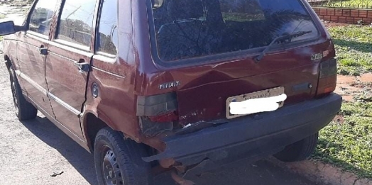 Gol colide em Uno estacionado e condutor deixa local em Santa Helena