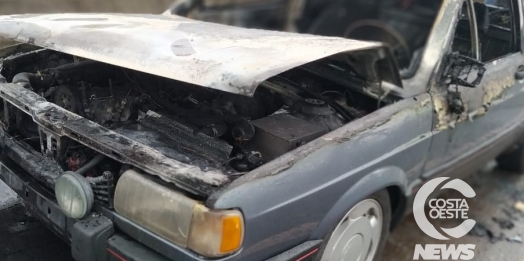 Gol GTS é consumido pelo fogo em Medianeira