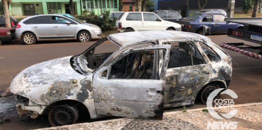 Gol utilizado por quadrilha em assalto a Sicredi é queimado em Diamante D