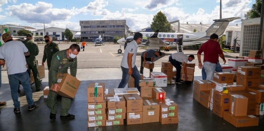 Governo do Paraná envia aos municípios nova remessa de vacinas e kits intubação