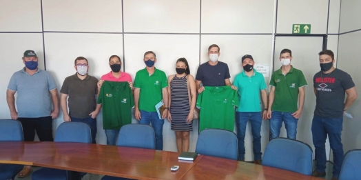 São Miguel do Iguaçu discute ações de incentivo para pecuária leiteira com representantes da Acrileite