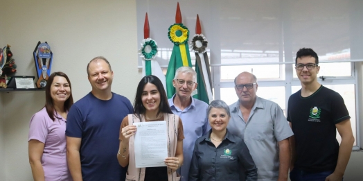 Governo Municipal empossa nova professora aprovada em concurso público