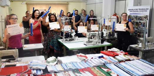 Governo Municipal entrega máquinas de costura industrial durante encerramento de curso na Escola do Trabalho