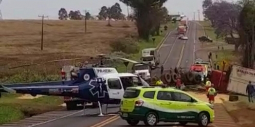 Grave acidente na BR-277 envolvendo dois caminhão e carro deixa um morto e três feridos em Santa Tereza do Oeste