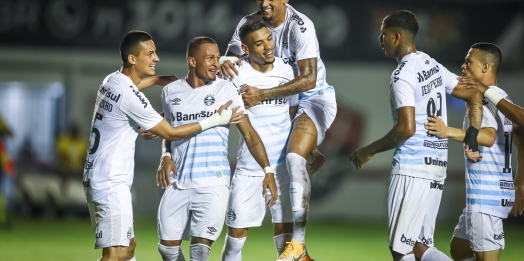 Grêmio bate o Vitória e encaminha vaga nas quartas da Copa do Brasil