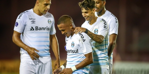 Grêmio marca no fim e vence o Lanús  na Sul-Americana
