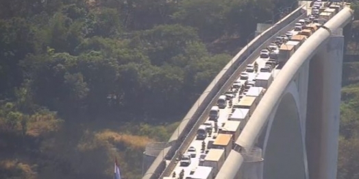 Greve de auditores da Receita segue causando congestionamento de caminhões na Ponte da Amizade