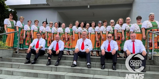 Grupo de dança Leben Spur de Pato Bragado se apresenta na Oktoberfest em Blumenau