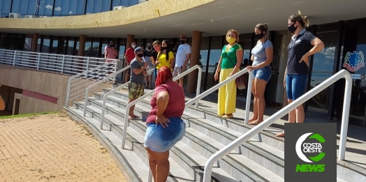 Grupo de empresários de São Miguel do Iguaçu faz manifestação em frente à prefeitura