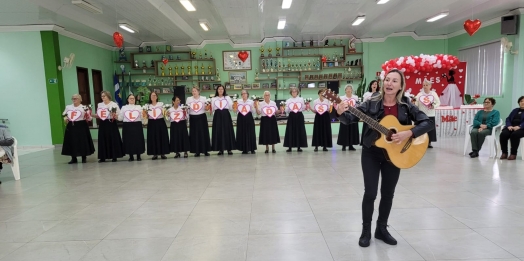 Grupo de idosos de Santa Helena encerra atividades especiais voltado ao mês das mães