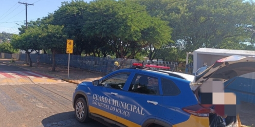 Guarda Municipal conduz homem flagrado fumando maconha em frente a escola Municipal