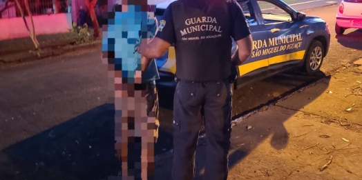 Guarda Municipal conduz homem por posse de droga em frente a escola
