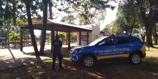 Guarda Municipal de São Miguel do Iguaçu conduz jovem por posse de droga em praça pública