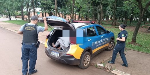 Guarda Municipal de São Miguel do Iguaçu conduz homem por posse de droga em frente ao colégio