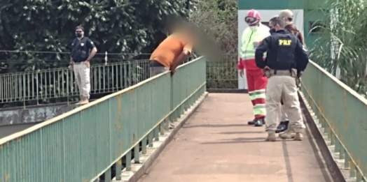 Homem ameaça se jogar de passarela na entrada de Foz do Iguaçu