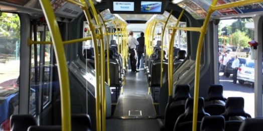 Homem ataca passageiros com faca em ônibus após freada e polícia acredita em surto