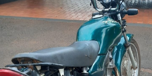 Homem chega sem capacete no PRv de Santa Helena, foge a pé, mas é preso