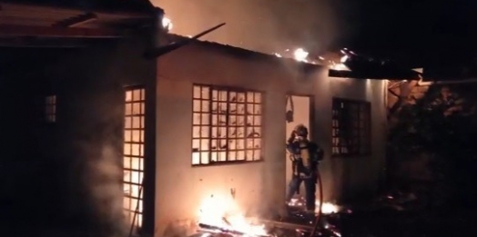 Homem de 58 anos morre em incêndio durante a madrugada em Foz do Iguaçu