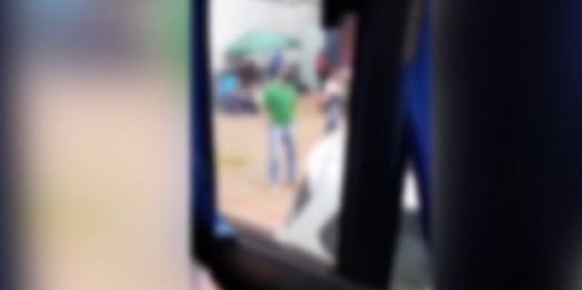 Homem flagrado em frente ao Ceonc com parte íntima a mostra foge ao perceber que estava sendo filmado