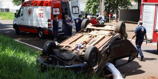 Homem morre após capotar veículo na Rua da República, no Parque Presidente em Foz