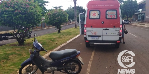 Idoso fica ferido ao colidir Biz contra veículo estacionado, em Santa Helena