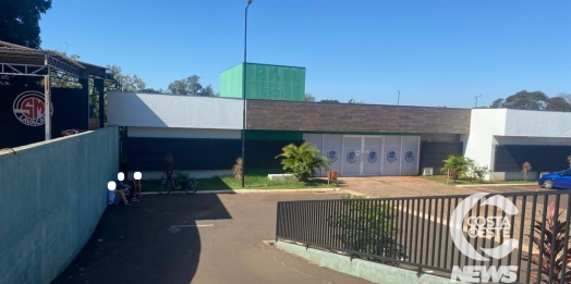 Idosas são deixadas do lado de fora do posto de saúde central em Santa Helena em horário de almoço, sem cadeiras e no sol