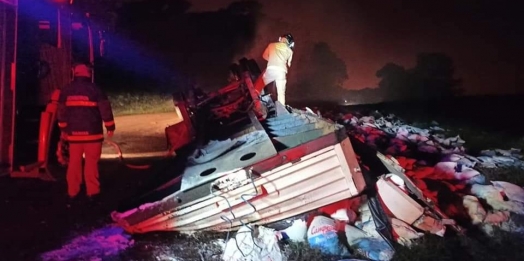 Impressionante: motorista sai ileso ao tombar carreta entre Santa Helena e Diamante D