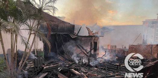 Incêndio atinge quatro imóveis no centro de Medianeira