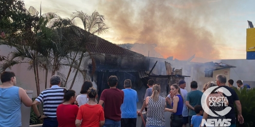 Incêndio atinge quatro imóveis no centro de Medianeira