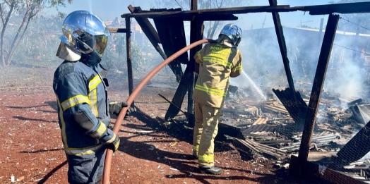 Incêndio destrói casa de madeira em assentamento na BR-277