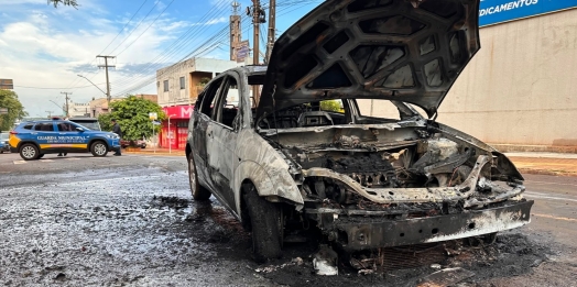 Incêndio repentino destrói Ford Focus no centro de São Miguel do Iguaçu