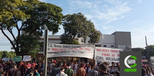 Indígenas protestam em Guaíra contra projeto de lei que pretende mudar demarcações