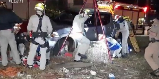 Inusitado: motorista bate carro e cai em poço de 18 metros de profundidade