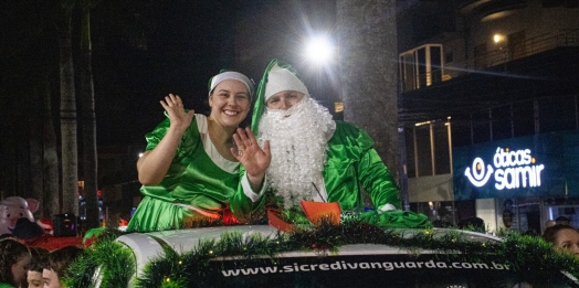 Invasão dos Papais Noéis anima a noite em Medianeira